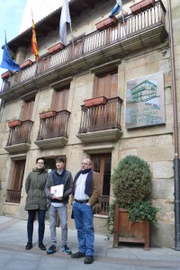 A vice-responsábel local Elvira Blanco e os edís Luís Pérez e Xosé Vázquez diante do Museo Municipal. Fonte: Chechu López
