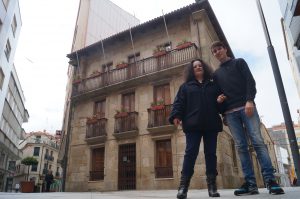 Luís Pérez Barral e Pilar Sampedro diante do Concello de Ribeira presentado a iniciativa. BNG Ribeira